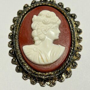 ROMAN STYLE FEMALE CAMEO/PENDANT, FACING LEFT